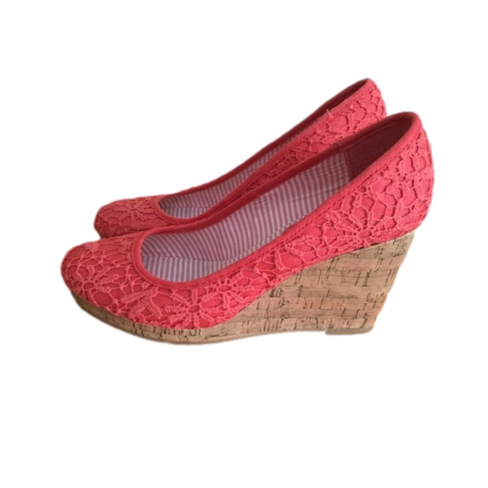Covington wedge heel shoes size 7.5 pink embroidered embossed textile peep toe